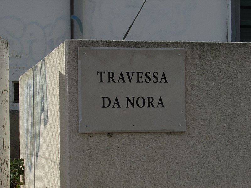 800px-2017-10-17_Street_name_sign,_Travessa_da_Nora,_Albufeira
