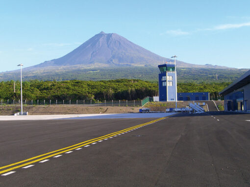Fornecimento e montagem do equipamento da sinalização luminosa da pista do aeroporto da ilha do pico