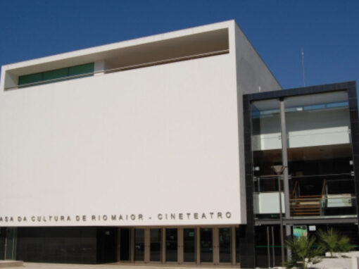 Casa da Cultura de Rio Maior – Cine Teatro e parqueamento central da cidade de Rio Maior