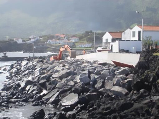 Reparação e reforço da orla costeira no caminho do farol – Prainha de S. Roque