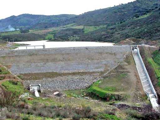 Barragem do aproveitamento hidroagrícola de Vale Madeiro