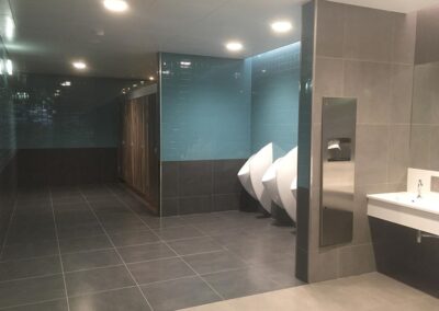 Instalações Sanitárias na Sala de Recolha de Bagagens e no Piso 3 na Aerogare do Aeroporto de Faro