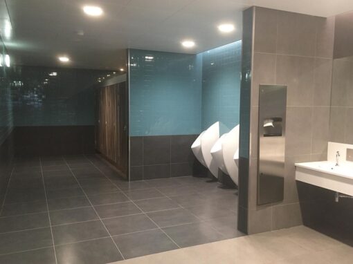Instalações Sanitárias na Sala de Recolha de Bagagens e no Piso 3 na Aerogare do Aeroporto de Faro